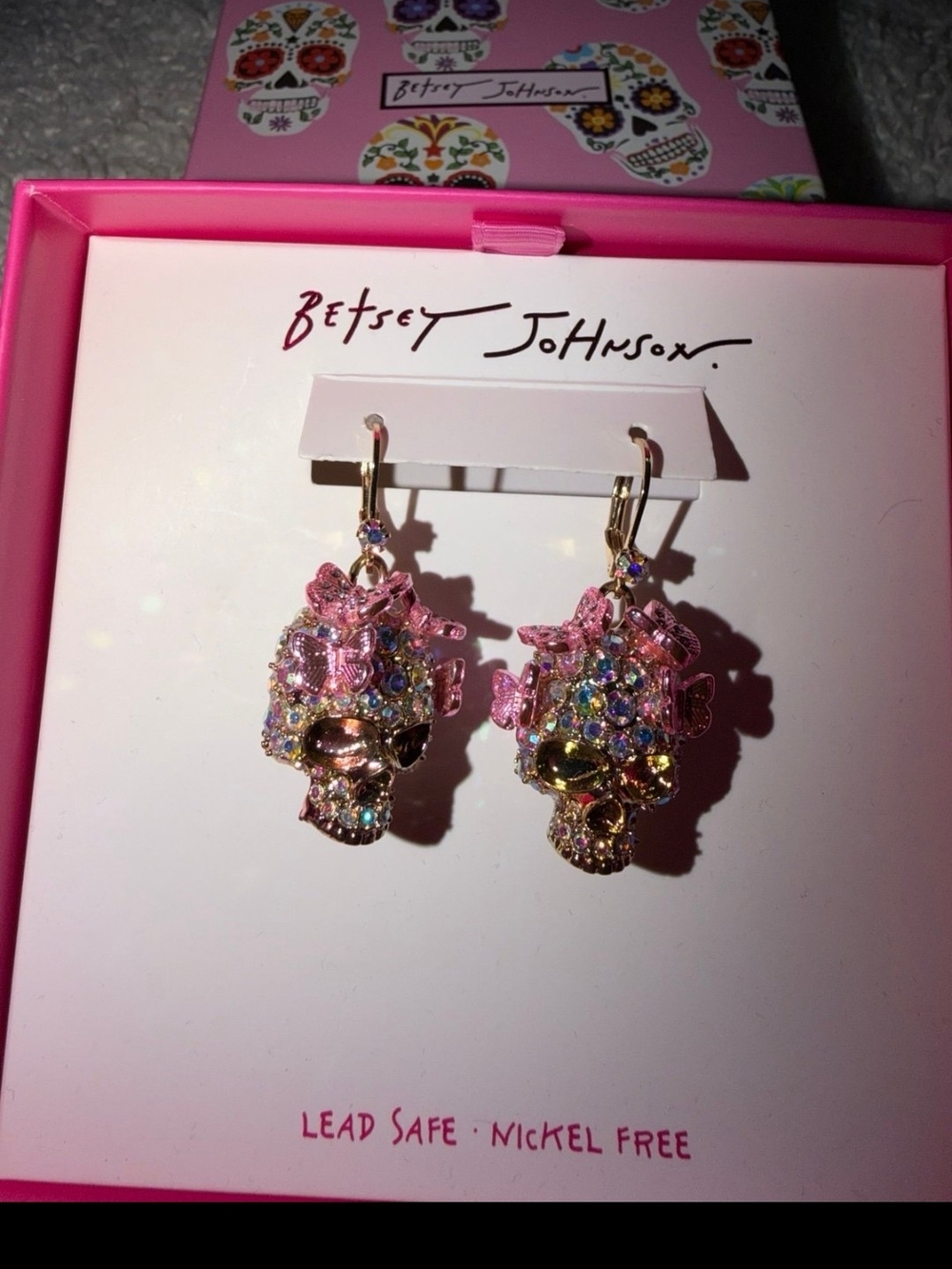 ☠️Betsey Johnson Gold & Pink💓 Crystal ☠️Skull Drop Earrings - Picture 2 of 8